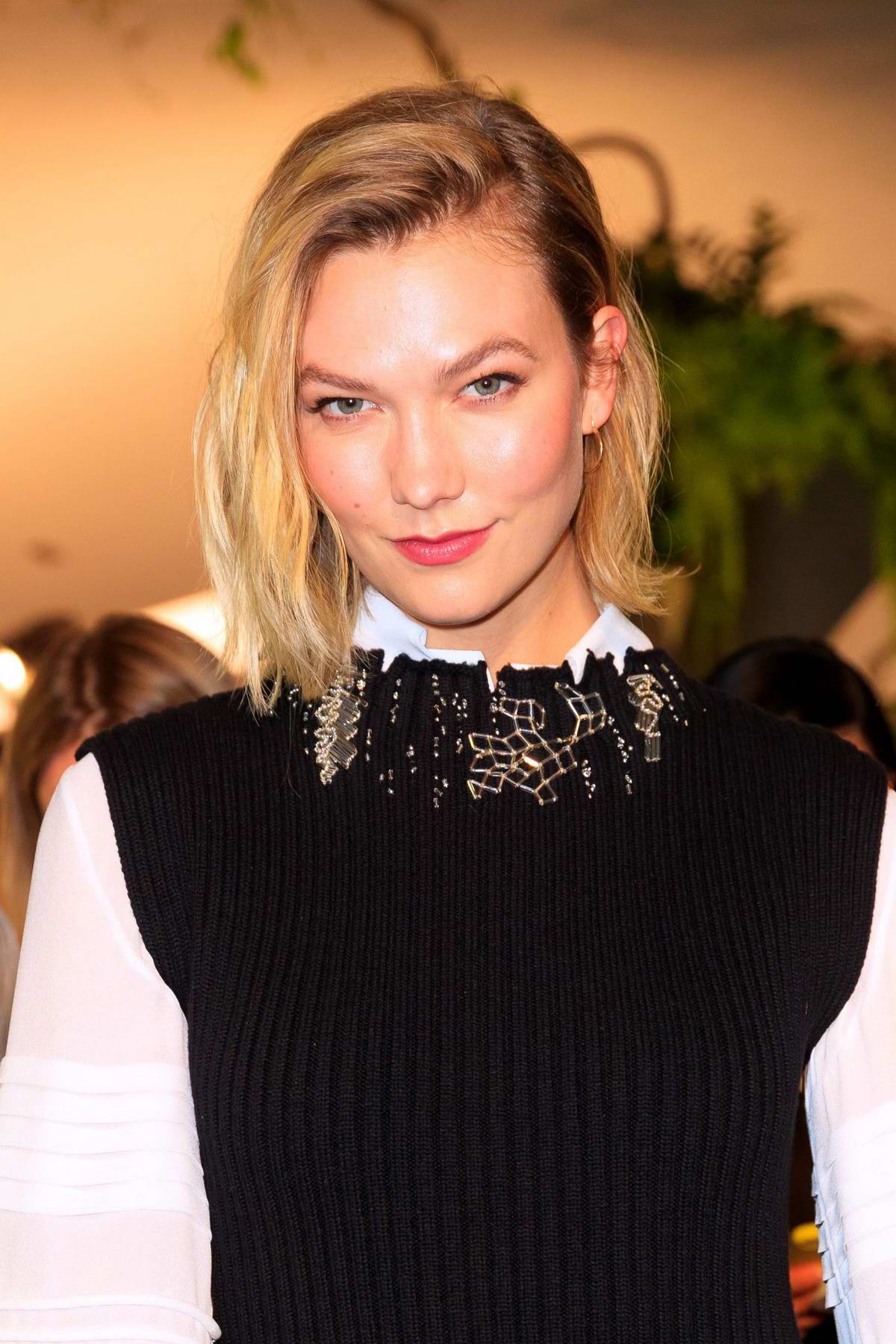 karlie kloss attends louis vuitton cruise 2020 fashion show at jfk airport in new york city-080519_6