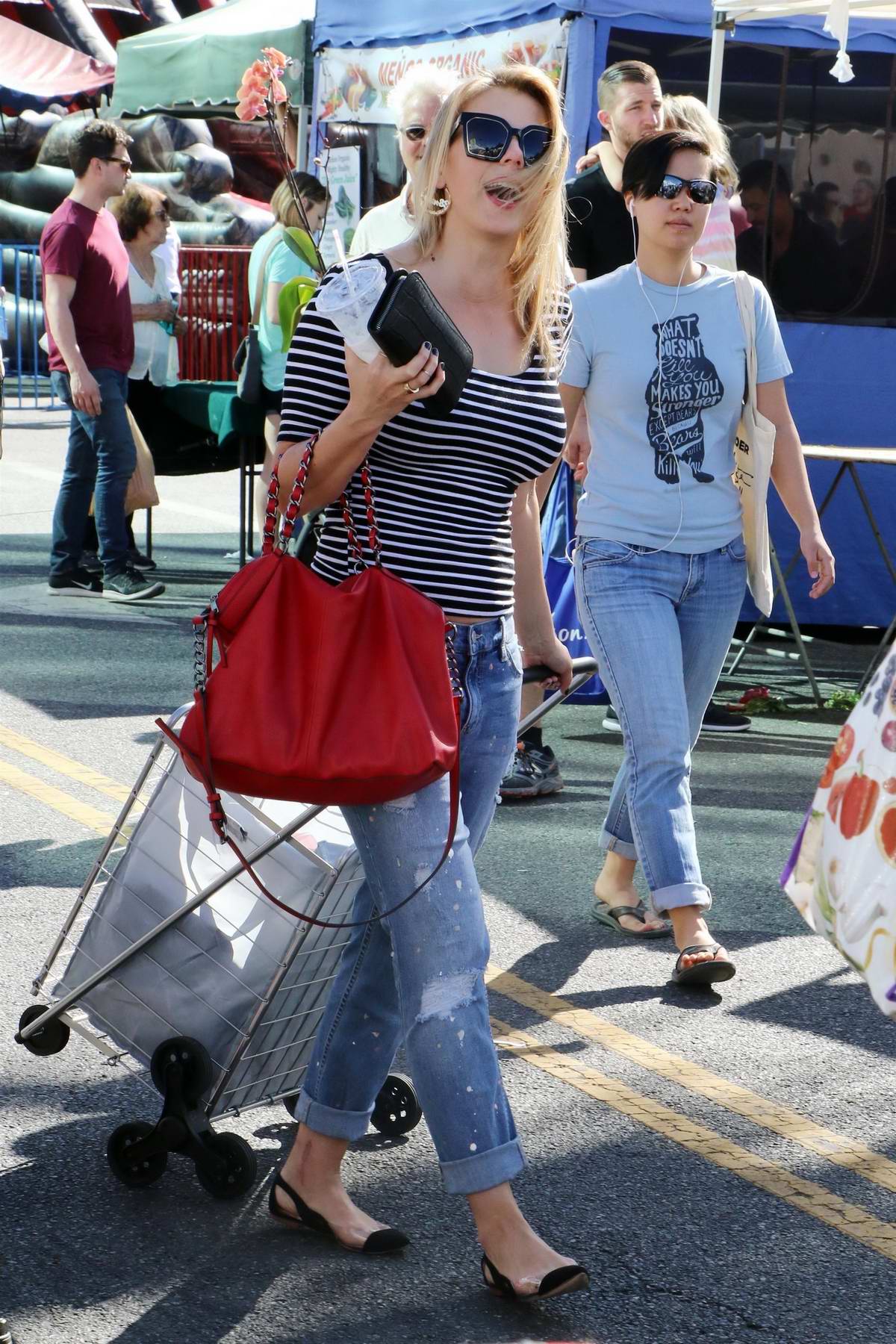 Jodie Sweetin visits the farmers market with a friend in Studio City, Los Angeles