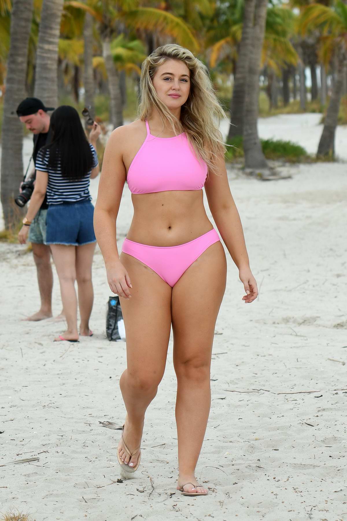 Iskra Lawrence rocks pink bikini during a beach photoshoot for Aerie in Key Biscayne ...