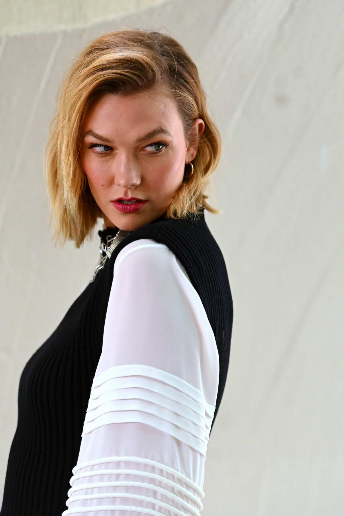 karlie kloss attends louis vuitton cruise 2020 fashion show at jfk airport in new york city-080519_3