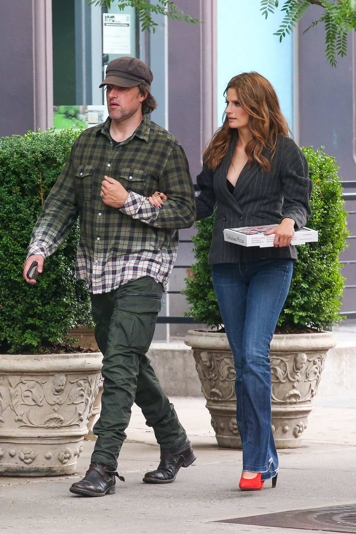 stana katic steps out for pizza with husband kris brkljac in new york  city-140619_6