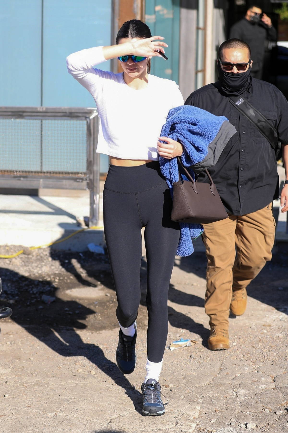 kendall jenner showcases her svelte figure in crop top and leggings ...