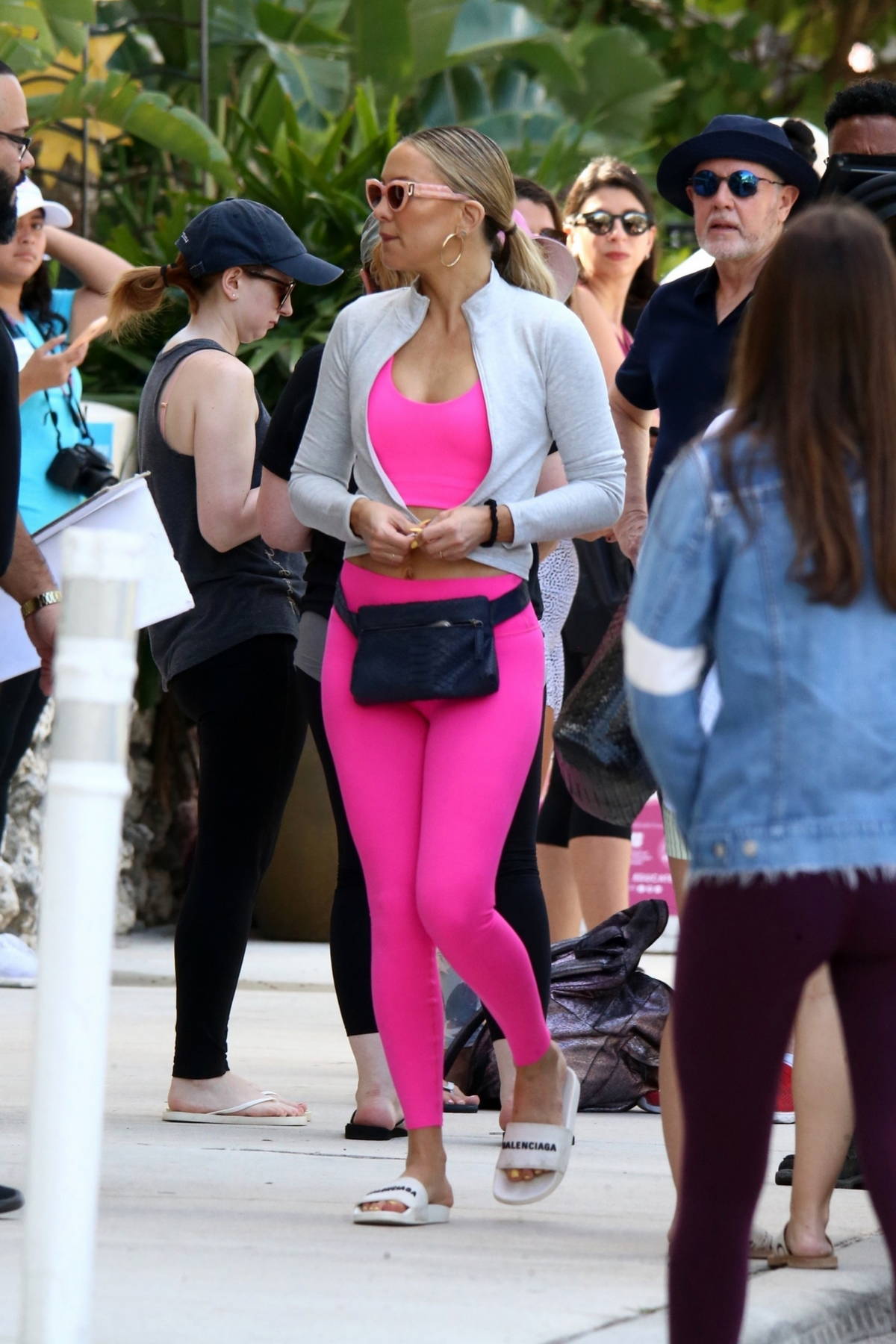 kate hudson stands out in hot pink crop top and leggings while attending a  yoga event at nikki beach in miami, florida-270222_1