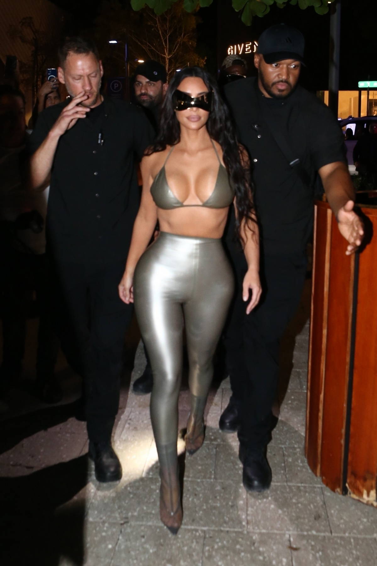 kim kardashian shows off her famous curves while arriving at the