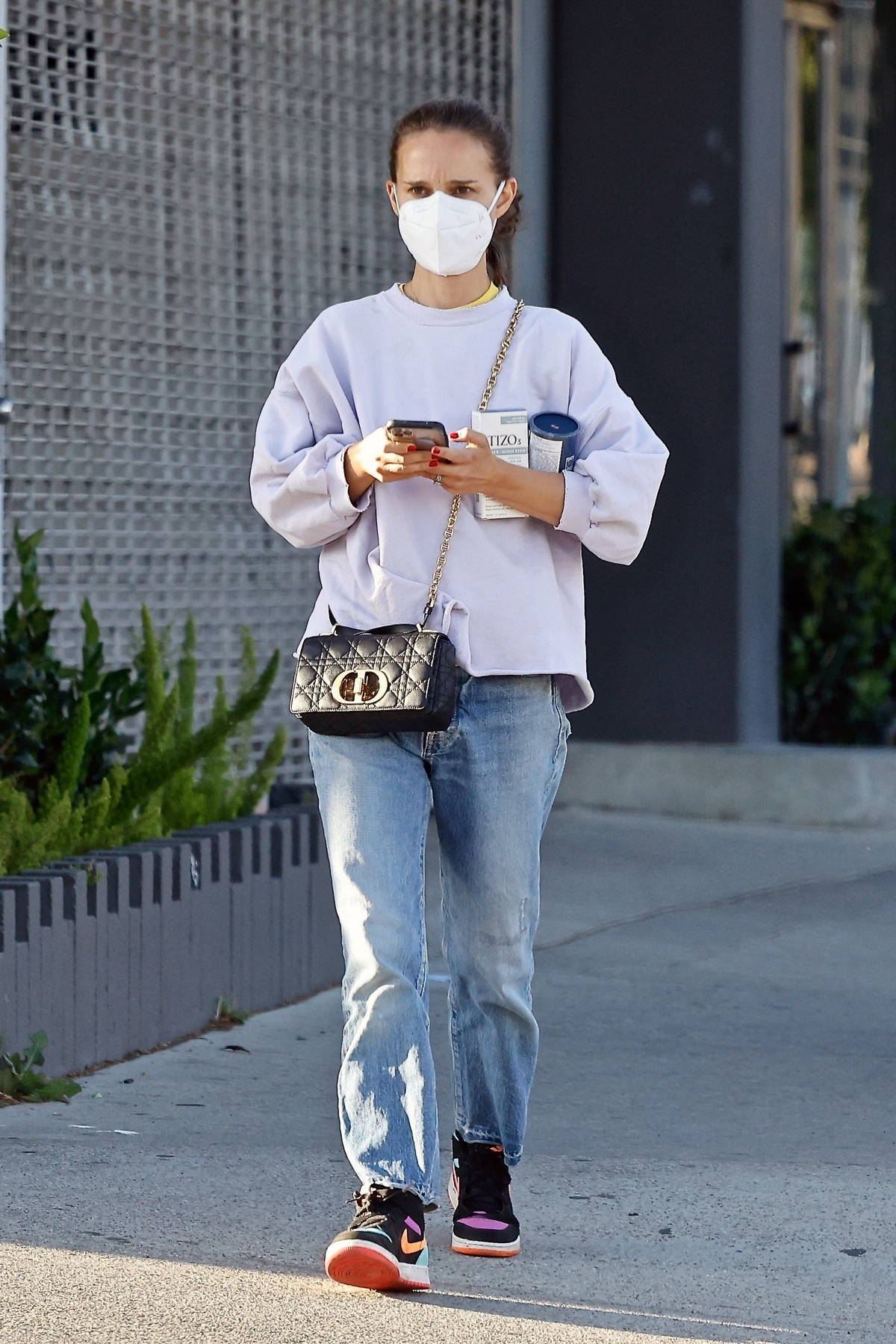 Sweatshirts and Boyfriend Jeans : Comfort Fashion - FASHION AND FRAPPES %