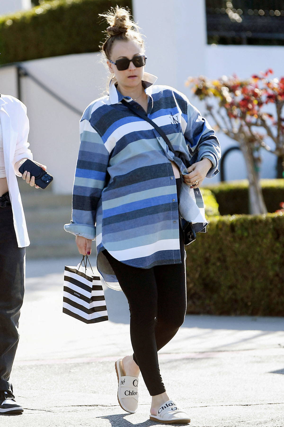 kaley cuoco shows her baby bump while out shopping with her sister