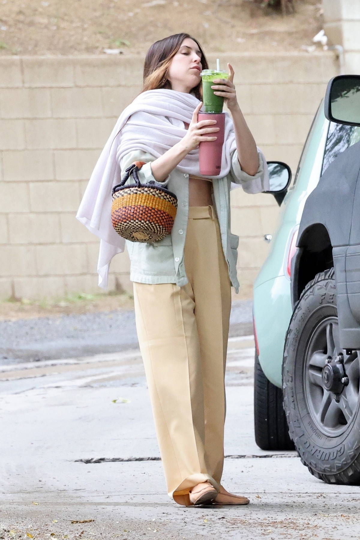 scout willis steps out for a green juice after celebrating her dad bruce  willis' birthday in los angeles-200323_2