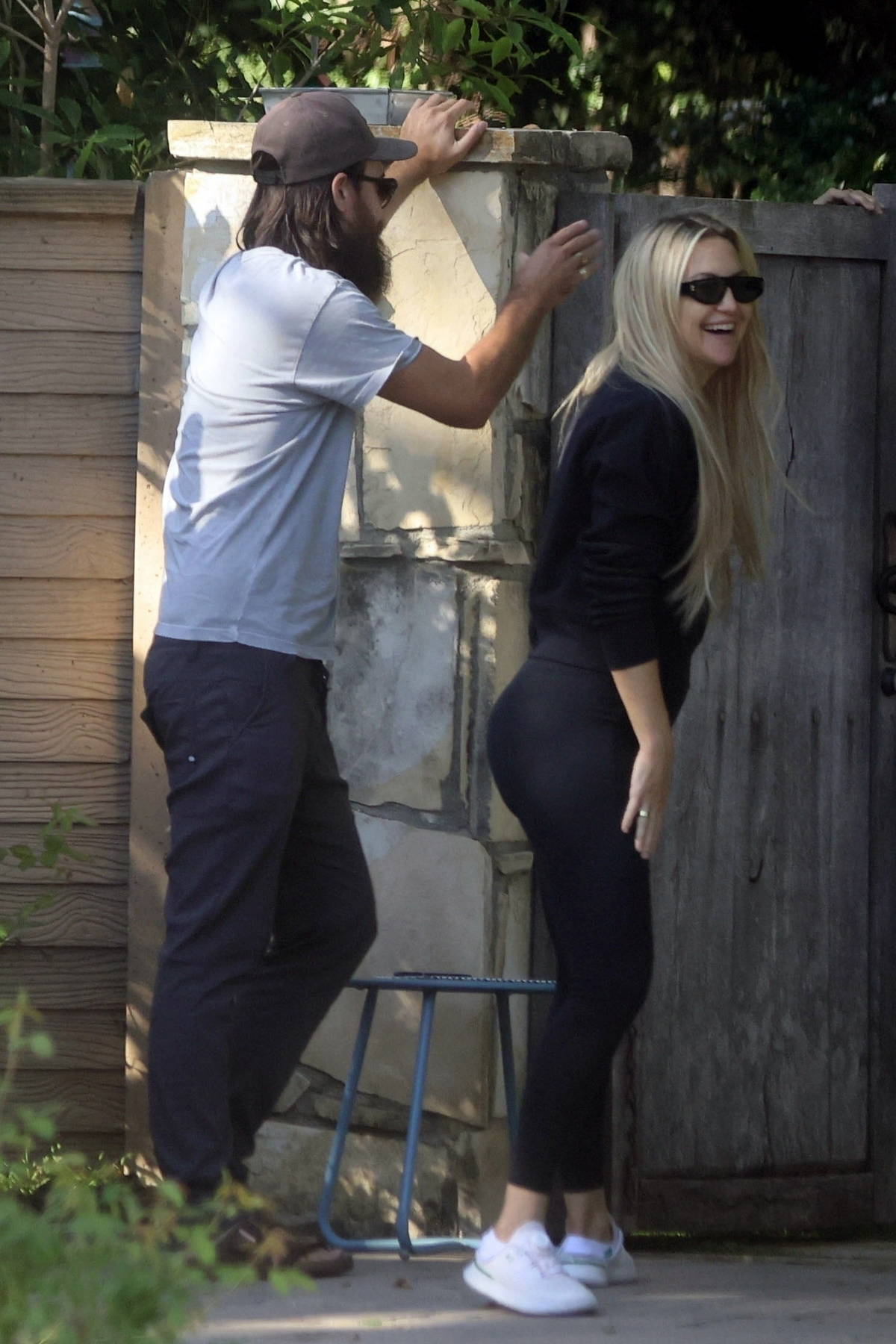 Kate Hudson dons a black sweater and leggings while visiting a friend in  Los Angeles-200923_1
